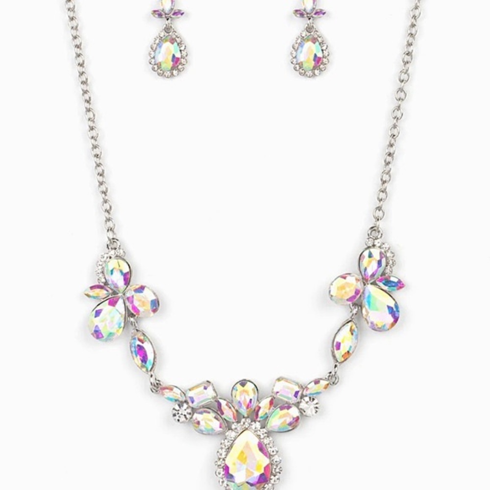 Vintage unopened beautiful Paparazzi jewelry various colors. Great condition.